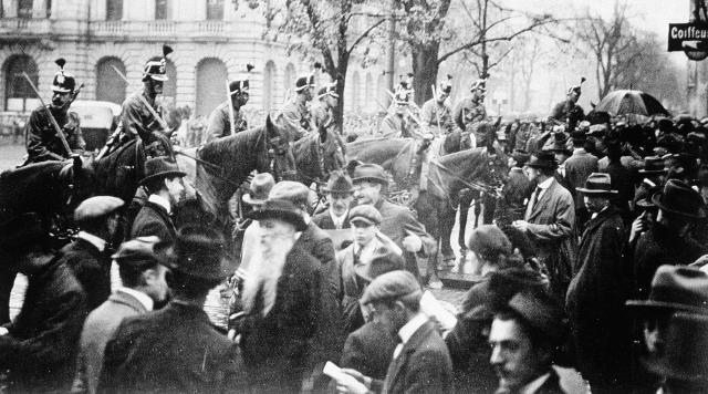 Les troupes fédérales faisant face aux grévistes sur la Paradeplatz, à Zurich, le 7 novembre 1918. Image Keystone, tirée de l'édition de la Luzerner Zeitung du 29 janvier 2018 Les troupes fédérales faisant face aux grévistes sur la Paradeplatz, à Zurich, le 7 novembre 1918. Image Keystone, tirée de l'édition de la Luzerner Zeitung du 29 janvier 2018