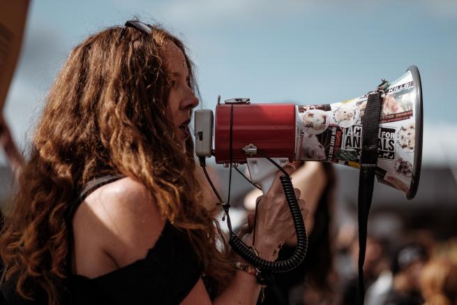 Photo by Clem Onojeghuo on Unsplash Femmes*, le vent se lève !