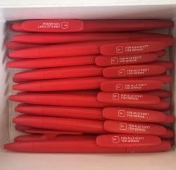 •	50 stylos à bille avec logo et slogan « Pour tous sans privilèges », CHF 70.00