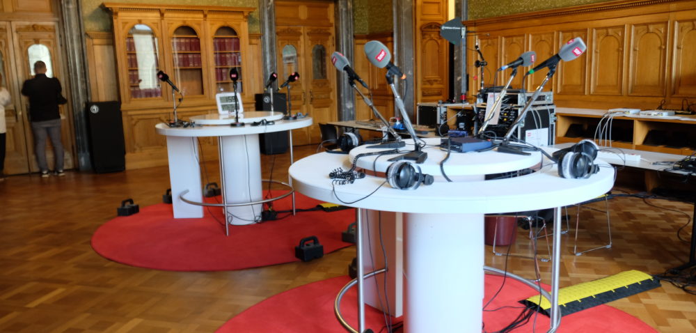Besuch einer Delegation der SPÖ aus Österreich bei der SP Schweiz, 21. Oktober 2023. Besuch des Bundeshauses, wo die Vorbereitungen für den kommenden Wahlsonntag laufen. Medien Mikrofon Elefantenrunde