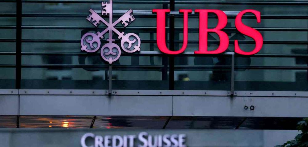 FILE PHOTO: Logos of Swiss banks Credit Suisse and UBS are seen before a news conference in Zurich Switzerland, August 30, 2023.  REUTERS/Denis Balibouse/File Photo - RC2HY2AHCUQS