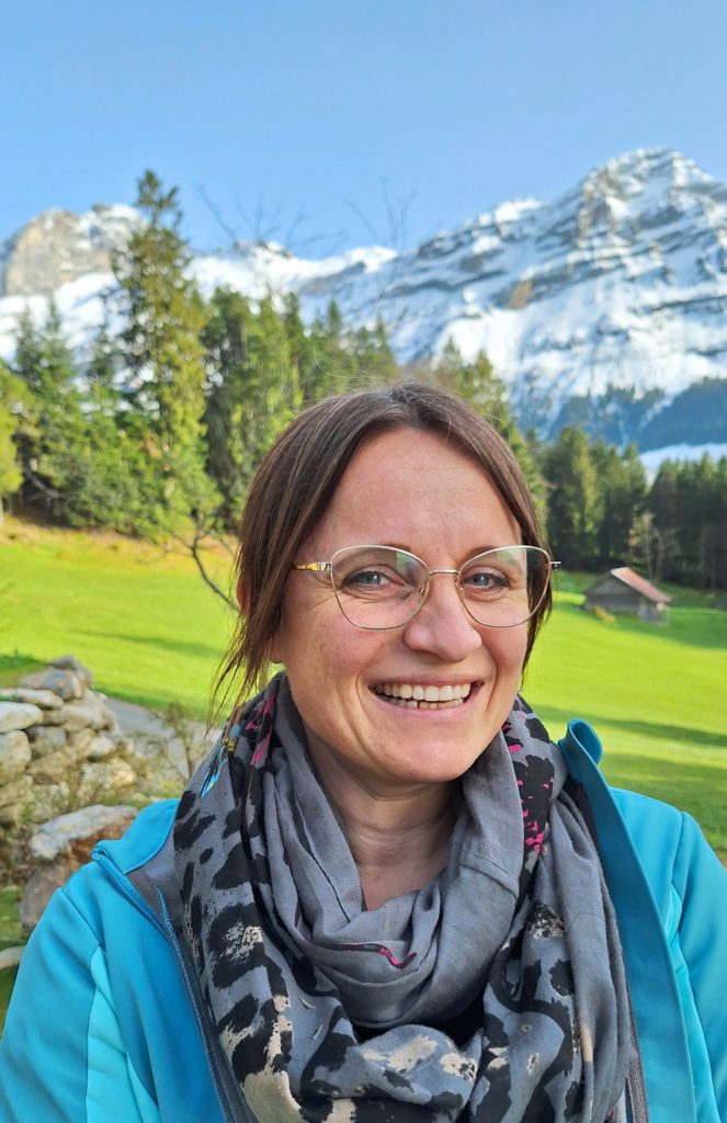 Lucia Kalbermatten vor Bergen.