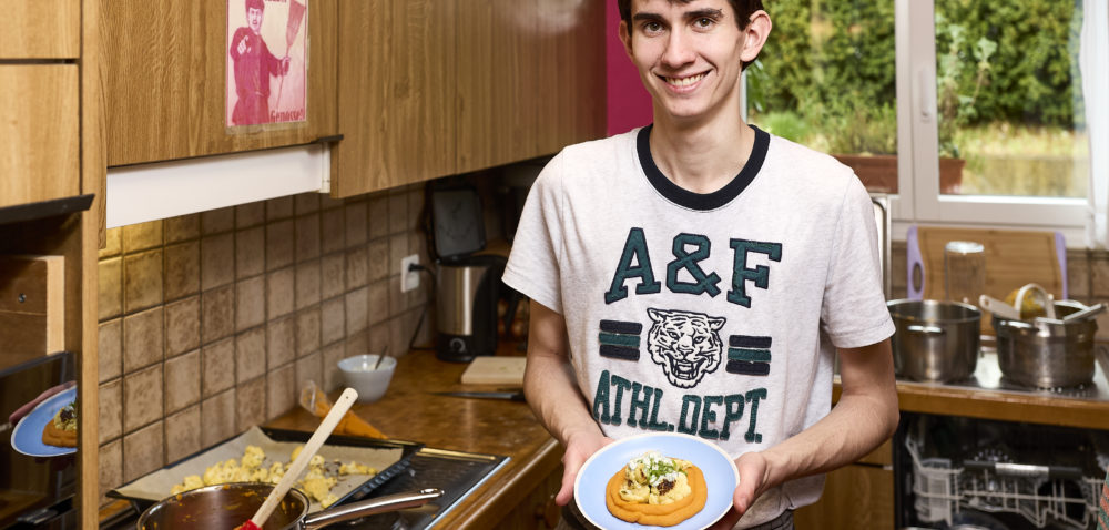 Kochen fürs Klima, Levin Freudenthaler bei sich zu Hause in Steinhausen. Foto: Moritz Hager