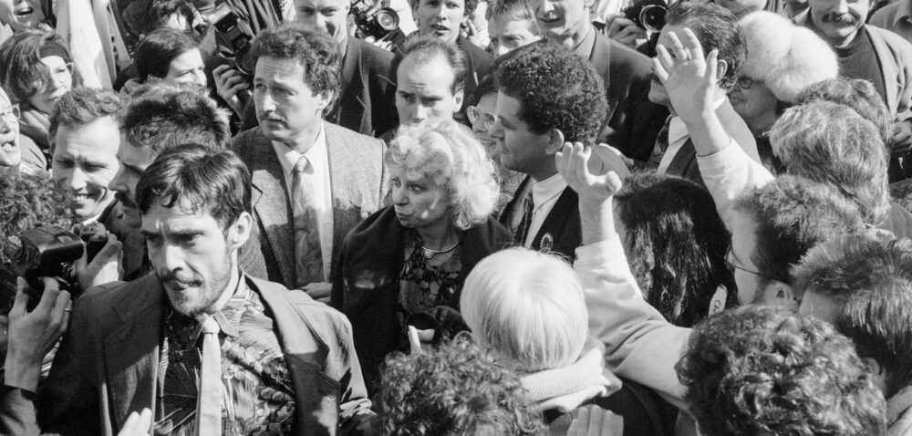 Christiane Brunner, Genfer SP-Nationalraetin und nicht gewaehlte Bundesratskandidatin steht umgeben von Demonstranten auf dem Bundeshausplatz in Bern, die sich am 10. Maerz 1993 zum Protest gegen die Nichtwahl von Christiane Brunner versammelt haben. (KEYSTONE/Str)