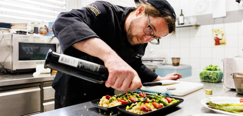 Markus Anliker in der Küche des Restaurant Sporting Park Engelberg