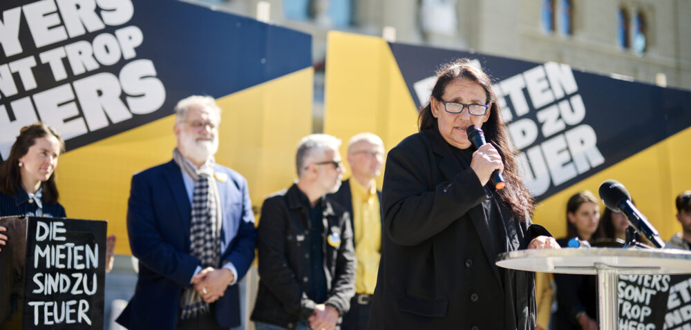 Jacqueline Badran an der  Pressekonferenz des MSV auf dem Bundesplatz, im Anschluss an die Generalversammlung die Lancierung der Mietpreis- Initiative ("Ja zum Schutz vor missbräuchlichen Mieten") beschlossen wurde. © Manu Friederich