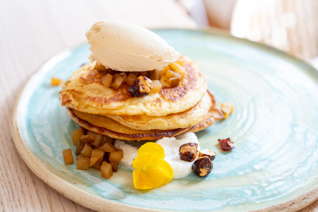 Ricotta-Pancakes mit Birnen-Kompott