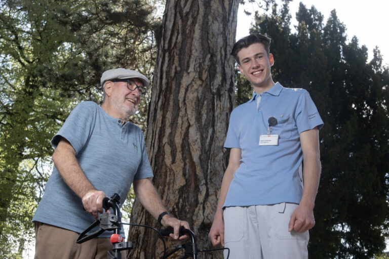 Kurt Egger, Rentner, mit Robin Eichenberger, Zivi
