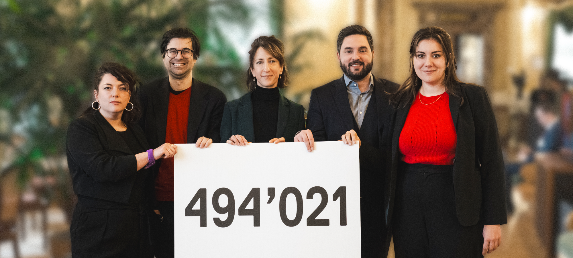 Elles et ils font pression au Palais fédéral (de g. à d.) : Tamara Funiciello, Samuel Bendahan, Jessica Jaccoud, Cédric Wermuth et Samira Marti.